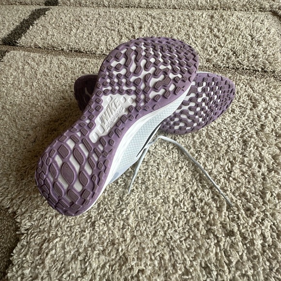 Women’s Nike athletic shoes - Picture 4 of 6